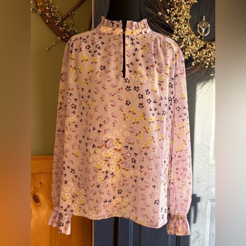 Ann Taylor Lavender Floral Blouse with a hook & eye front neck detail size M